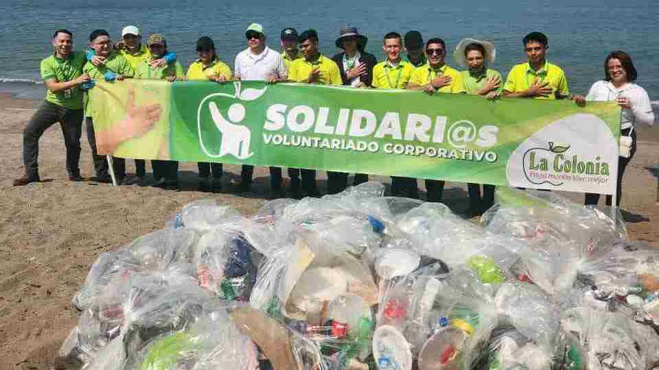 Supermercados La Colonia contribuye al cuidado del medio ambiente con la labor de limpieza en playa de Cedeño